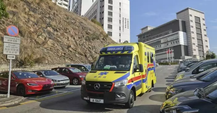 港珠澳大橋的士失控撞燈柱 司機一度昏迷送院搶救