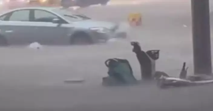 廣西南寧遭遇暴雨　馬路水浸車輛死火