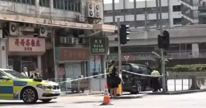 老翁牛頭角遭客貨車撞倒 頭部重傷送院搶救不治