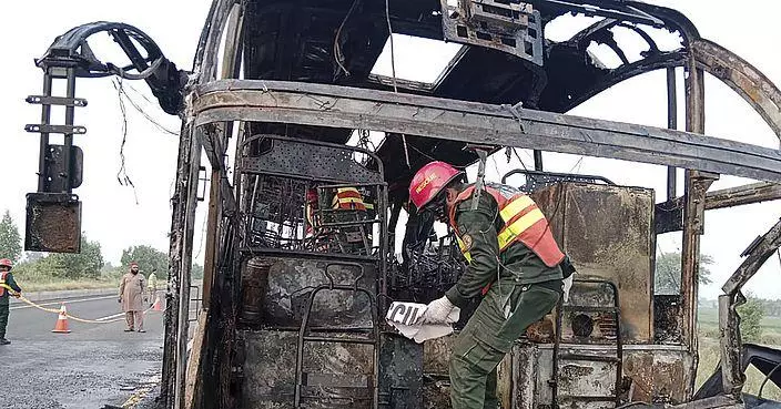 巴基斯坦東部巴士撞貨車起火 至少20死15傷