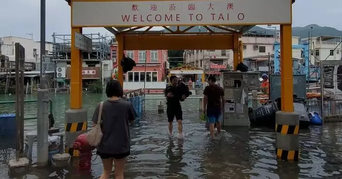 颱風蘇拉丨未有風雨潮水已達大嶼 大澳「一片汪洋」街坊涉水而行