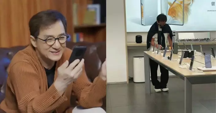 成龍行國產手機店被捕獲 網民憶起「魔咒」笑咪做代言