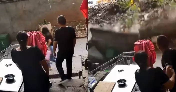 好心漢揭墻裂開提醒路人「走快點 」！下秒墻倒現驚險一幕