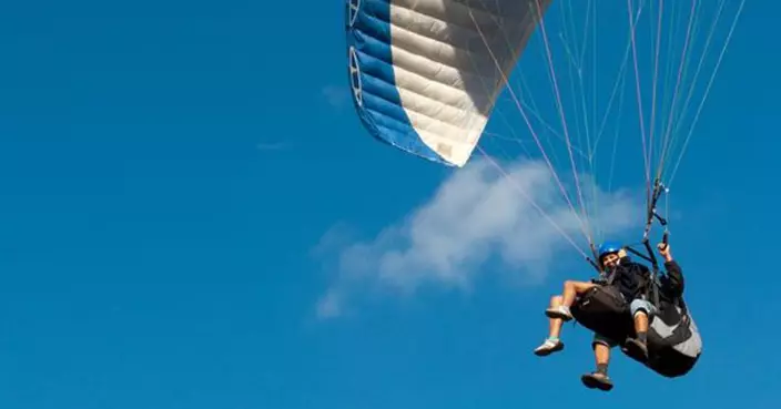 美國五人跳傘隊從38000呎高空跳下 刷新最高點空中跳傘世界紀錄