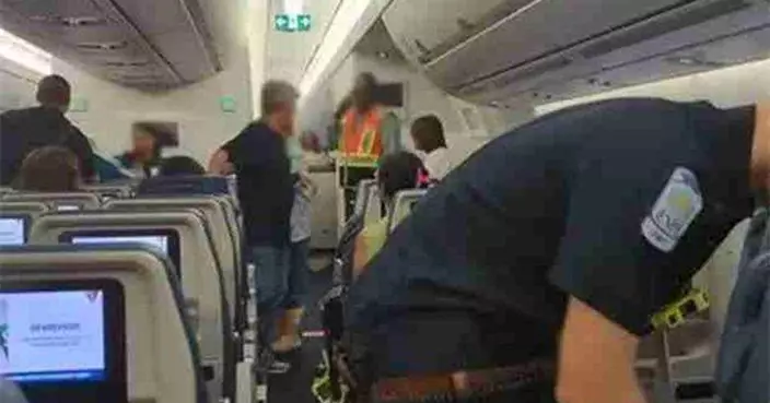 達美客機遇氣流 乘客撞破行李櫃空姐拋飛直衝天花板