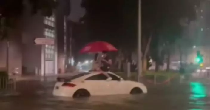 現實版「雨中的戀人們」！香港暴雨傾盆 戀人們雨中浪漫拍拖