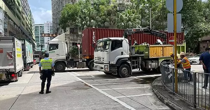 葵青警區打擊違例泊車 拖19部棄置電單車 派792張牛肉乾