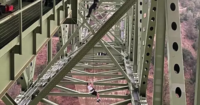 2貪玩青年登加州最高橋拍片 200m高空盪鞦韆險喪命
