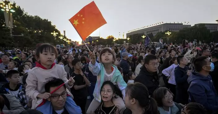 北京天安門廣場舉行國慶升旗儀式 逾30萬市民遊客揮旗慶祝
