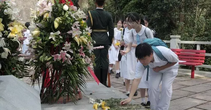 駐港部隊與中小學師生 烏蛟騰烈士紀念園向革命先烈獻花