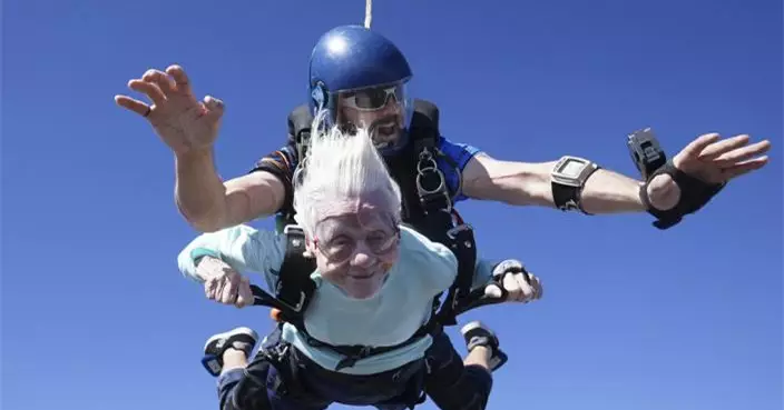 104歲女人瑞4千多米高空跳傘成功 創最高年齡跳傘紀錄