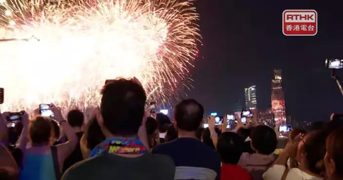 維港兩岸逾43萬人次觀賞國慶煙花匯演