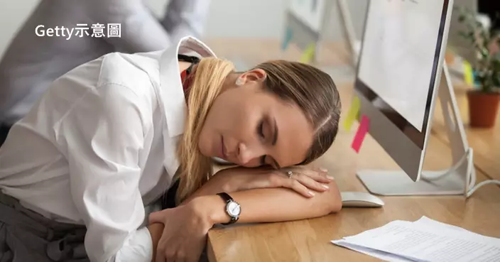 台新人入職首日花逾10分鐘改密碼更睡到打鼾 女職員見主管咁做更傻眼