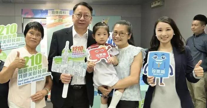 陳國基訪柴灣體育館「區選進社區」與市民一起玩流動遊戲攤位