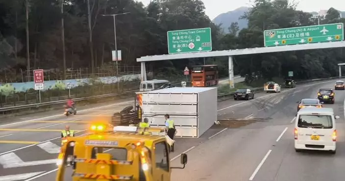 北大嶼山公路貨車失控撞防撞欄翻側 司機受輕傷送院