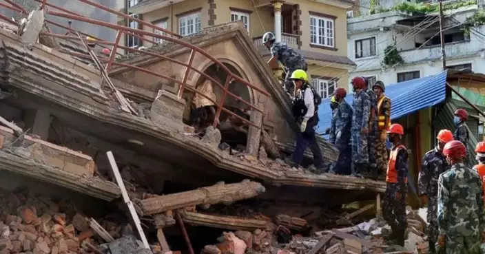 尼泊爾地震逾百死 瓦礫挖掘倖存者 通訊受阻難掌災情