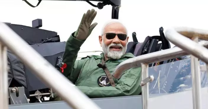 印度總理變身「獨行俠」 駕駛國產戰機傲遊天空