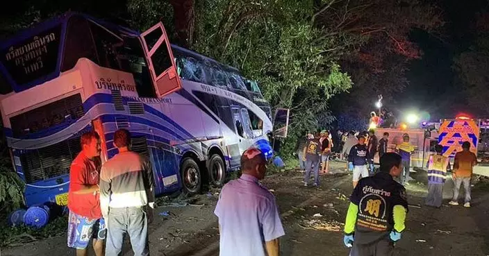 泰國中部巴蜀府旅遊巴撞大樹 釀14死35傷