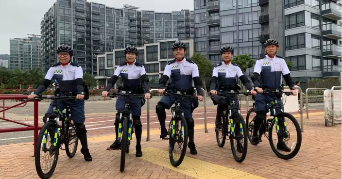 警察單車制服裝備試行計劃首日推行 派小禮物呼籲提高安全意識