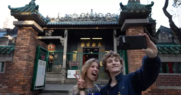 外國學生遊「廟街」感受地道港式文化  飲涼茶 街頭K歌 搵「靈雀」占卜問卦
