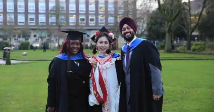 內地女學生穿漢服現身英國畢業禮 獲全場掌聲網民大讚自信美麗