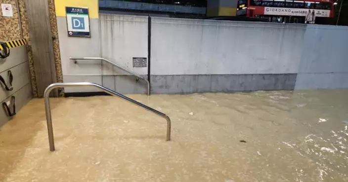 港鐵指由於路面水浸　黃大仙站D1出口暫時關閉