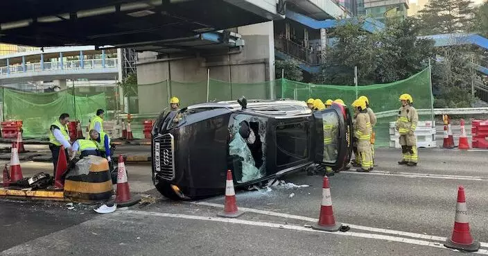 私家車紅隧九龍出口翻側 司機受輕傷爬出車外