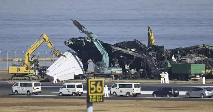 當局清理東京羽田機場事故飛機殘骸