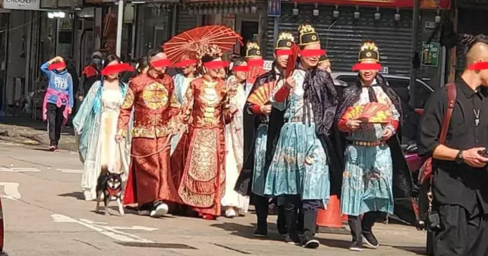 深水埗新人接親 兄弟姊妹團古裝打扮行出馬路似「包大人」出巡
