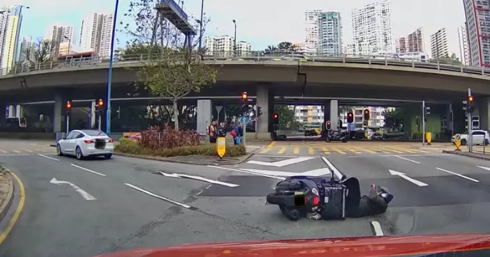 白色Tesla突切線撞倒一旁外賣電單車 司機仲「咁做」引公憤