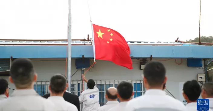 駐瑙魯使館復館小組舉行升旗儀式 時隔近19年中國國旗再在當地升起