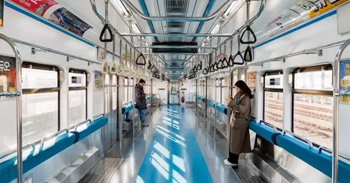 首爾地鐵試行「無座椅車廂」 疏導上下班人潮增上車空間