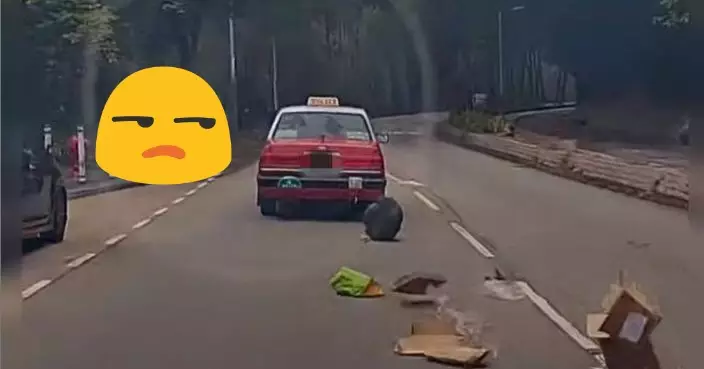 的士車尾蓋放紙箱忘記清理 雜物飛出馬路險象橫生 網笑：掉垃圾新方法