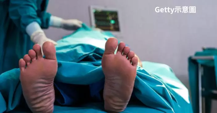 禍不單行 印度男心臟病發倒地 慘遭尾隨汽車輾斃