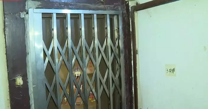 荃灣男子疑吸毒倒斃唐樓單位內 屍體遭人拖至梯間警拘兩女