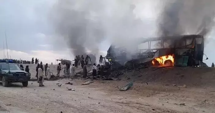 阿富汗巴士撞油罐車引發大火焚毀 至少21死38傷