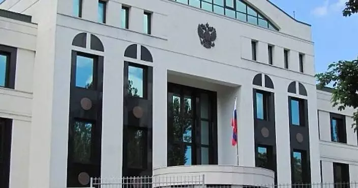 男子向俄駐摩爾多瓦使館擲燃燒彈被捕 俄僑正在館內投票選總統