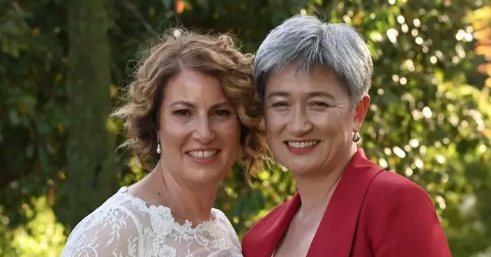 結束20年愛情長跑 澳洲外長黃英賢與同性伴侶結婚