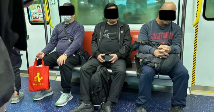 屯馬線3壯漢坐4個位 乘客不滿冇位坐拍照公審 網民唔撐反咁話？