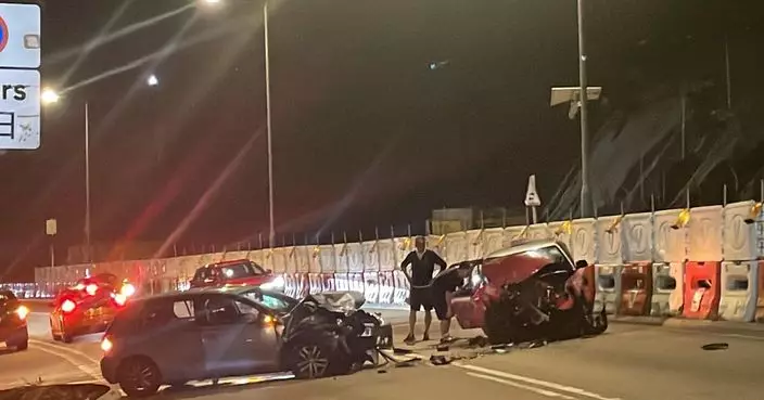 清水灣映業路私家車與的士相撞3傷 的士司機一度被困