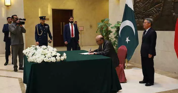 巴基斯坦總統扎爾達里到大使館簽弔唁冊 悼念恐襲中喪生中國公民