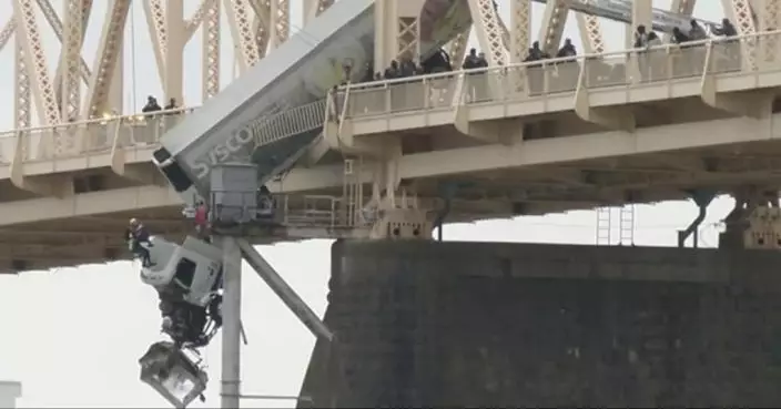 美貨車衝出防護欄懸掛橋邊搖搖欲墜 神勇消防員吊掛救出女司機