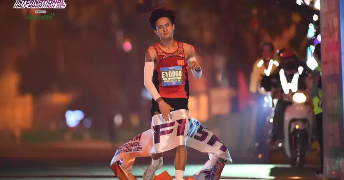 越南運動員長跑比賽被狗追 極速狂跑幾百米意外摘金