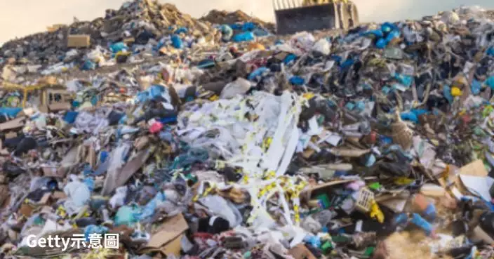 印尼最髒海灘遭垃圾淹沒 垃圾直湧家門塑膠廢料「堤壩」震撼畫面曝光