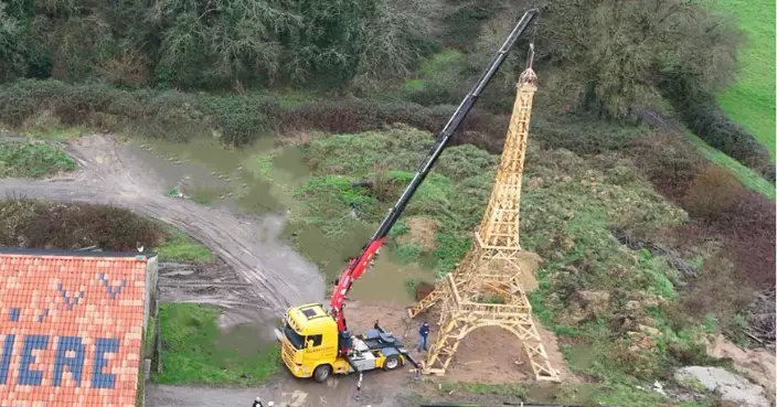 法國兩位殘疾好友回收廢棄木材 建造16米高「艾菲爾鐵塔」