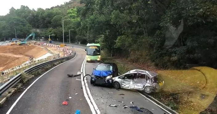 東涌道兩私家車相撞致2傷 女司機送院命危