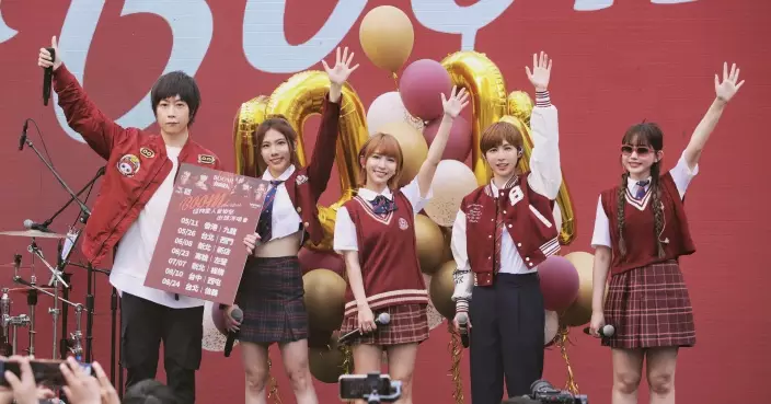 五月天阿信現身台上送上氣球 祝賀四人女子組合「BOOM！怪物星人」
