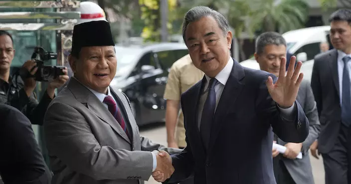 王毅訪印尼與當選總統普拉博沃會面