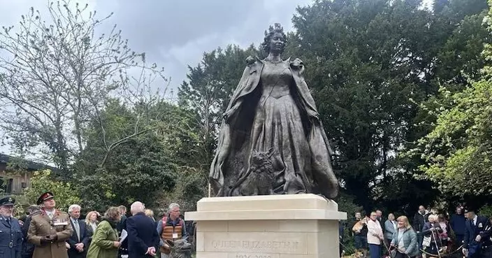 英首個伊利沙伯女王銅像揭幕 哥基犬卻搶盡風頭