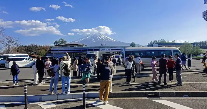 太多遊人佔路拍照擾民 河口湖居民便利店外裝「黑網」擋富士山景觀